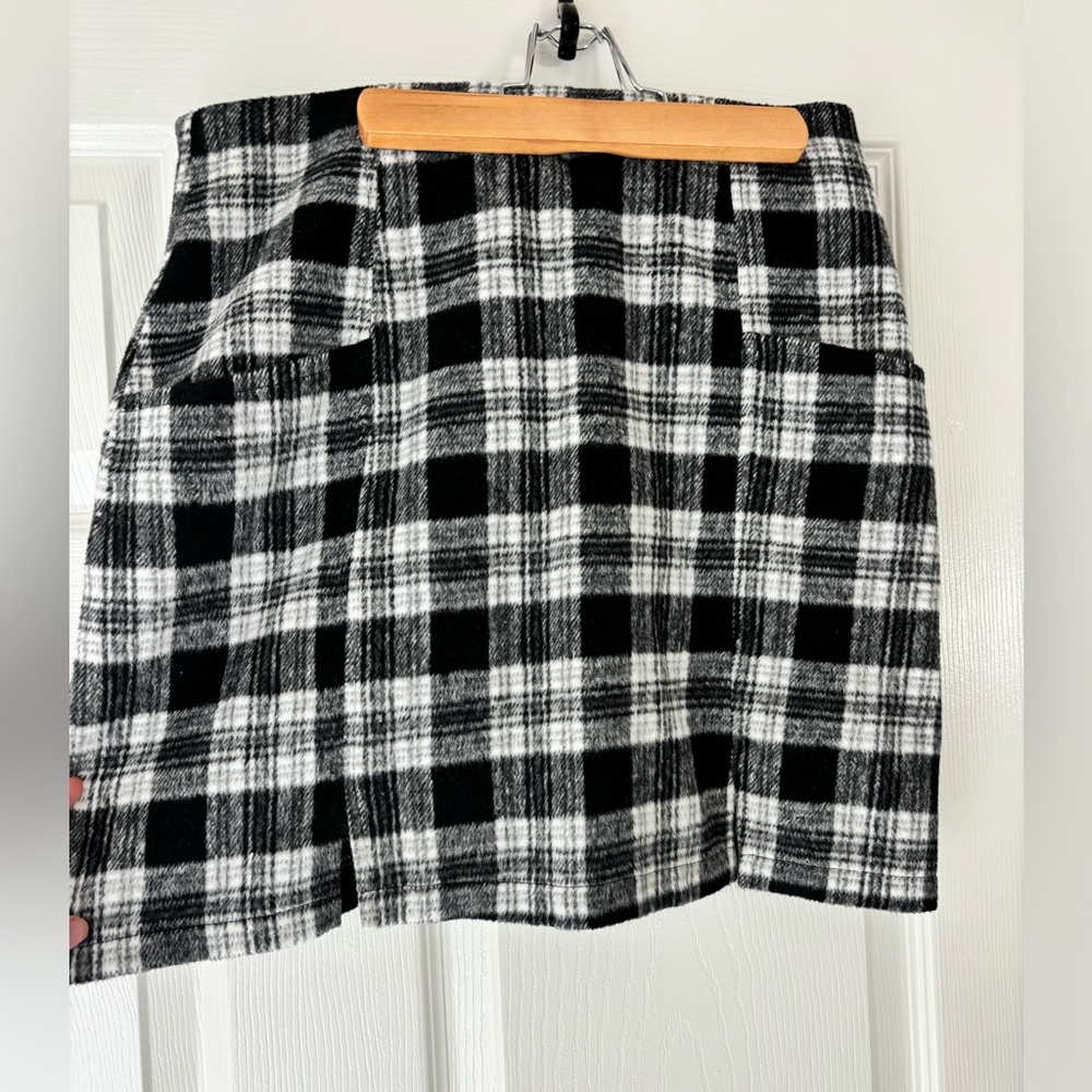 Plaid white and black mini skirt